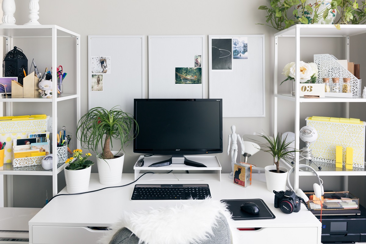 organised-office-clutter-free-desk